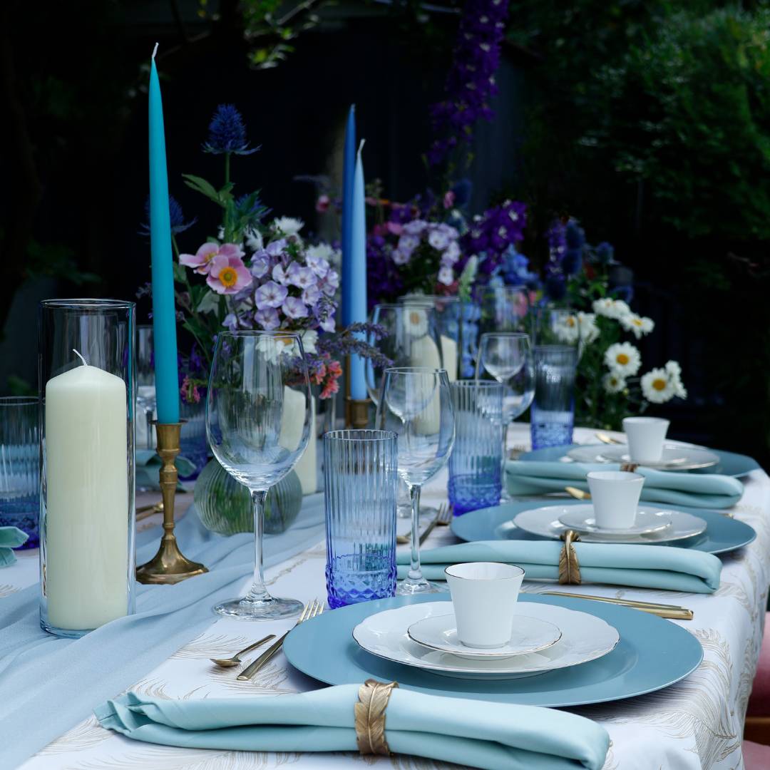 Kollektion Miami - Gedecke in türkis mit cremefarbenen Tellern und elegantem goldenen Besteck