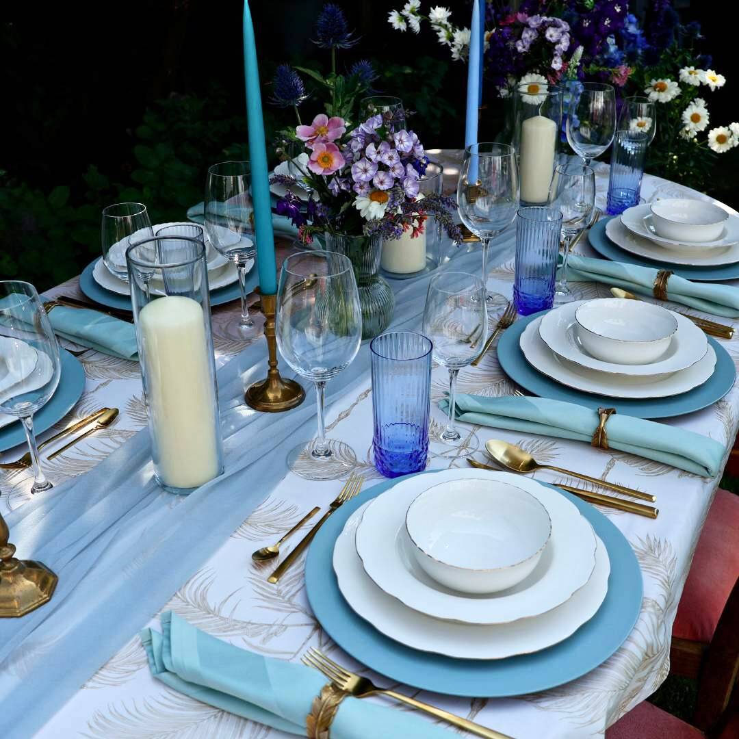 Kollektion Miami - Gedecke in türkis mit cremefarbenen Tellern und elegantem goldenen Besteck