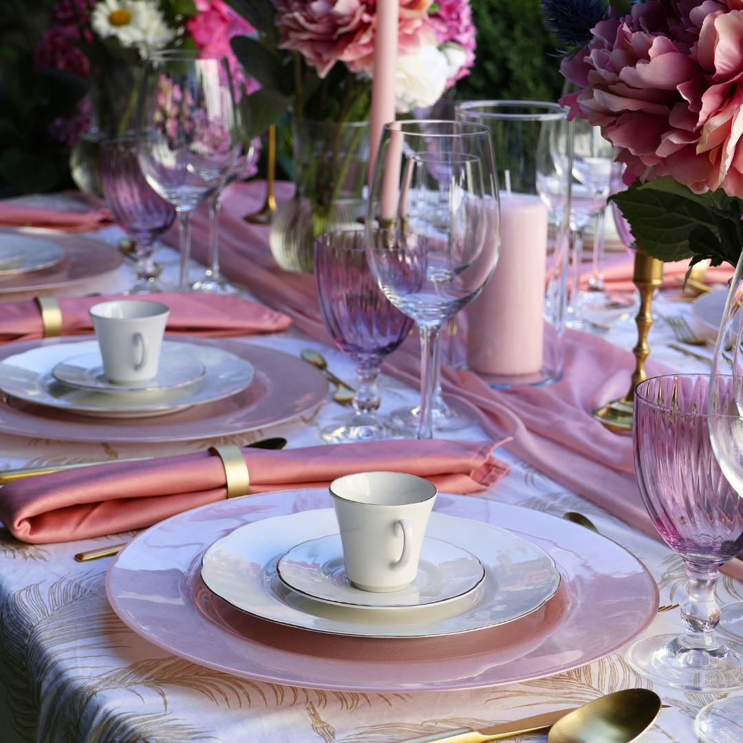 Kollektion Tokyo Classic- Rosa Nuancen durch rosafarbene Platzteller, Servietten und Kelchgläser mit cremefarbenen Tellern und elegantem goldenen Besteck